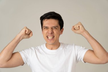 Piyango kazanan veya sürpriz ve mutlu yüz ve jestleri ile büyük başarı sahip genç şok adam portre. Insanlar, yüz Ifadesi, Insan duygular ve kutlama. Stüdyo çekimi.