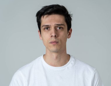 Ciddi ve endişeli, endişeli ve düşünceli görünümlü, Genç bir üzgün adam yakın. Üzüntü ve depresyon hissi. Kopya alanı ile. Yüz ifadeleri ve insan duyguları kavramı.