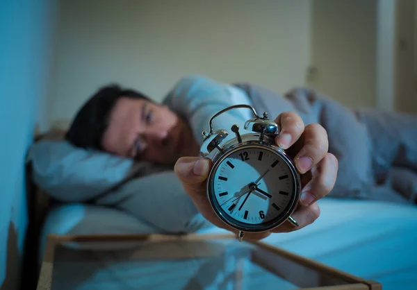 Jovem Sem Sono Desesperado Acordado Noite Não Capaz Dormir Sentindo — Fotografia de Stock