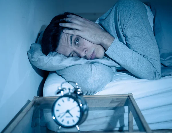 Álmatlan Kétségbeesett Fiatalember Ébren Éjjel Nem Tud Aludni Frusztrált Érzés — Stock Fotó