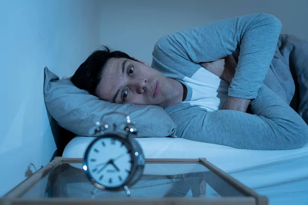 Hombre Caucásico Joven Insomne Desesperado Despierto Por Noche Capaz Dormir — Foto de Stock