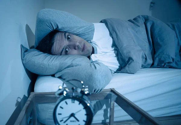 Hombre Caucásico Joven Insomne Desesperado Despierto Por Noche Capaz Dormir — Foto de Stock