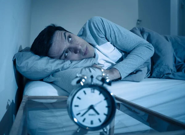 Hombre Caucásico Joven Insomne Desesperado Despierto Por Noche Capaz Dormir — Foto de Stock