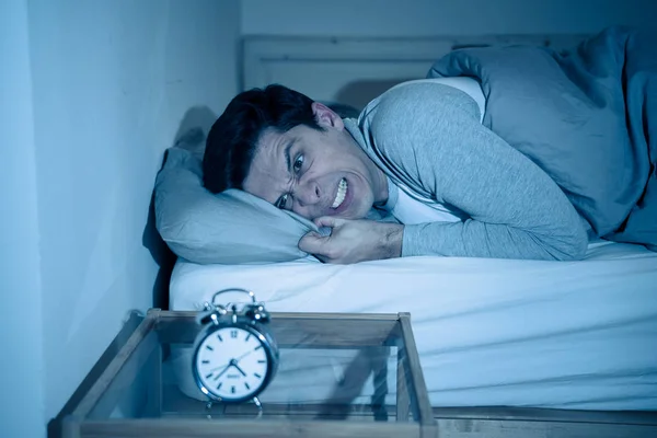 Schlafloser Und Verzweifelter Junger Mann Wacht Nachts Auf Kann Nicht — Stockfoto