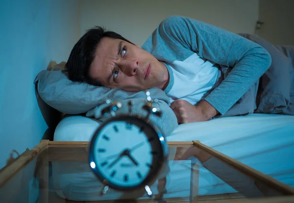 Hombre Caucásico Joven Insomne Desesperado Despierto Por Noche Capaz Dormir — Foto de Stock