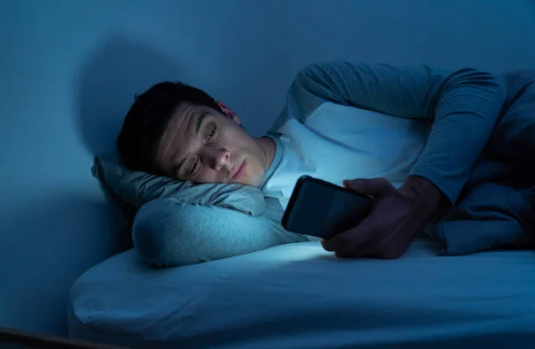 Hombre Adicto Charlando Navegando Por Internet Con Teléfono Inteligente Tarde —  Fotos de Stock