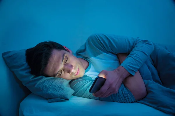 Hombre Adicto Charlando Navegando Por Internet Con Teléfono Inteligente Tarde — Foto de Stock