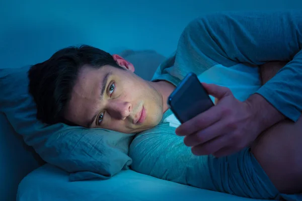 Hombre Adicto Charlando Navegando Por Internet Con Teléfono Inteligente Tarde — Foto de Stock