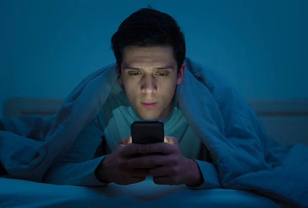 Uomo Tossicodipendente Che Chatta Naviga Internet Con Smartphone Tarda Notte — Foto Stock