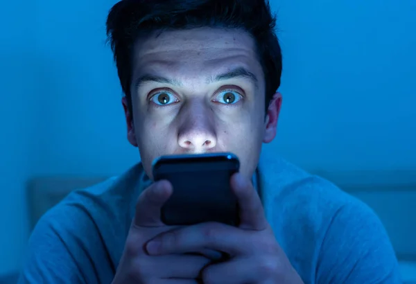 Hombre Adicto Charlando Navegando Por Internet Con Teléfono Inteligente Tarde —  Fotos de Stock