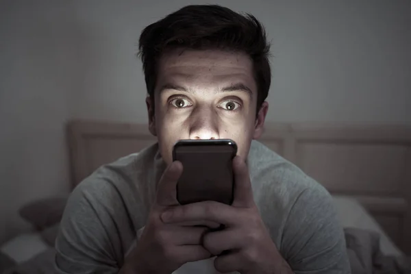 Unga Mobil Telefon Missbrukare Man Vaken Natten Sängen Med Hjälp — Stockfoto