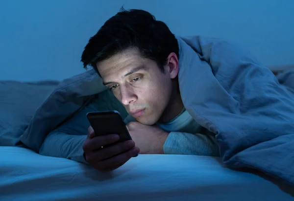 Jovem Viciado Telefonia Móvel Acordado Noite Cama Usando Smartphone Para — Fotografia de Stock