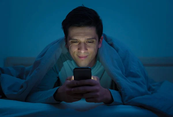Giovane Uomo Dipendente Dal Telefono Cellulare Sveglio Notte Letto Utilizzando — Foto Stock