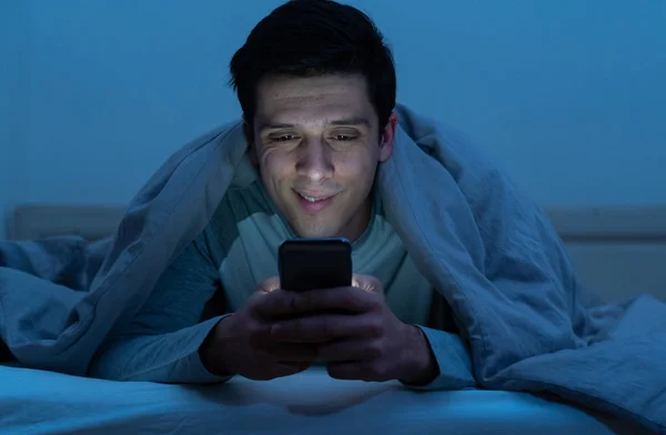 Giovane Uomo Dipendente Dal Telefono Cellulare Sveglio Notte Letto Utilizzando — Foto Stock