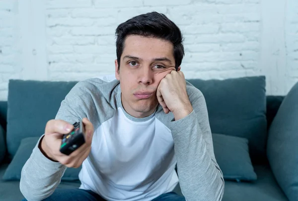 Estilo Vida Retrato Jovem Entediado Homem Sofá Com Controle Remoto — Fotografia de Stock