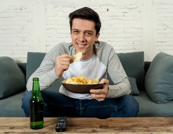 Retrato Estilo Vida Del Joven Sofá Viendo Deportes Película Emocionante — Foto de Stock