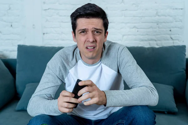 Retrato Estilo Vida Joven Asustado Sorprendido Haciendo Gestos Miedo Ansiedad — Foto de Stock