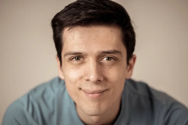 Nahaufnahme Porträt Eines Unbeschwerten Aufstrebenden Männlichen Studenten Lässigem Blauem Shirt — Stockfoto