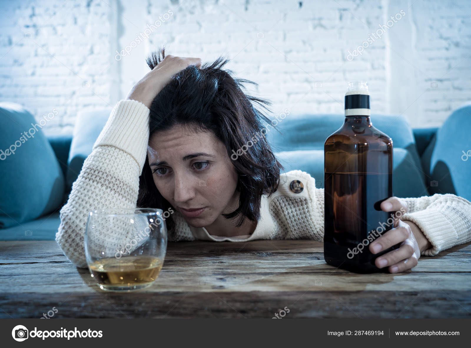 Femme Alcoolique Alcoolique Déprimée Buvant Whisky Écossais Seule Maison  Désespoir — Photo de stock par ©sbartsmedia - 287469194, image size:1600x1182