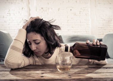 Sarhoş alkolik depresif kadın evde tek başına viski alkollü içki içiyor. Umutsuz, hafta ve yalnız hissediyorum. İnsanlar yaşam tarzı, Depresyon, alkol bağımlılığı, alkolizm ve uyuşturucu bağımlılığı kavramı.