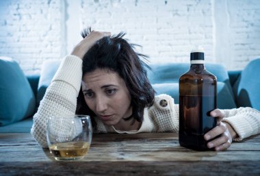 Sarhoş alkolik depresif kadın evde tek başına viski alkollü içki içiyor. Umutsuz, hafta ve yalnız hissediyorum. İnsanlar yaşam tarzı, Depresyon, alkol bağımlılığı, alkolizm ve uyuşturucu bağımlılığı kavramı.