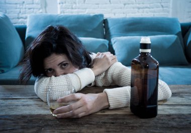 Sarhoş alkolik depresif kadın evde tek başına viski alkollü içki içiyor. Umutsuz, hafta ve yalnız hissediyorum. İnsanlar yaşam tarzı, Depresyon, alkol bağımlılığı, alkolizm ve uyuşturucu bağımlılığı kavramı.