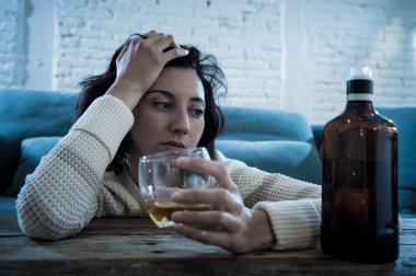 Sarhoş alkolik depresif kadın evde tek başına viski alkollü içki içiyor. Umutsuz, hafta ve yalnız hissediyorum. İnsanlar yaşam tarzı, Depresyon, alkol bağımlılığı, alkolizm ve uyuşturucu bağımlılığı kavramı.