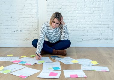 Endişeli genç kadın duygu portre hesap giderleri ipotek ödemek mümkün değil ile zemin üzerinde stresli ve umutsuz hissediyorum. Borçları ve yurtiçi faturaları ve mali sorunları ödeme.