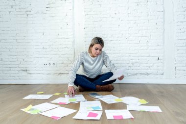 Endişeli genç kadın duygu portre hesap giderleri ipotek ödemek mümkün değil ile zemin üzerinde stresli ve umutsuz hissediyorum. Borçları ve yurtiçi faturaları ve mali sorunları ödeme.