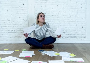 Endişeli genç kadın duygu portre hesap giderleri ipotek ödemek mümkün değil ile zemin üzerinde stresli ve umutsuz hissediyorum. Borçları ve yurtiçi faturaları ve mali sorunları ödeme.