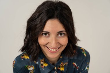 Güzel bir gülümseme ve uzun bob saç kesimi ile poz genç çekici kadın yakın portresi. Kameraya bakan şık bir elbiseyle poz vermek. Boş zamanlarında, güzellik, modelleme ve yaşam tarzı kavramı.