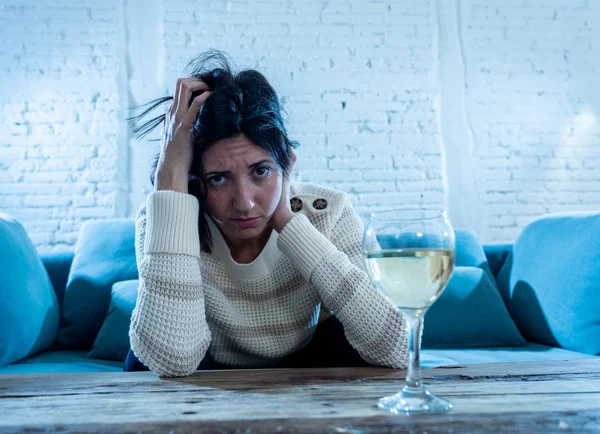 스트레스와 절망적 여성은 집에서 마시고 좌절과 음주를 느끼려고 건강에 해로운 — 스톡 사진