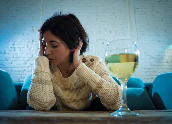 Jovem Stressada Sem Esperança Beber Copo Vinho Sozinha Casa Sentindo — Fotografia de Stock