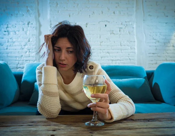 Gestreste Hopeloze Jonge Vrouw Die Alleen Thuis Een Glas Wijn — Stockfoto