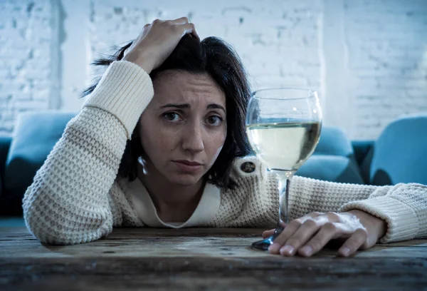 Gestreste Hopeloze Jonge Vrouw Die Alleen Thuis Een Glas Wijn — Stockfoto