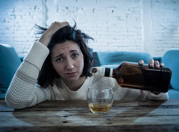 Opilá Alkoholička Žena Která Pije Skotskou Whisky Sama Doma Cítím — Stock fotografie