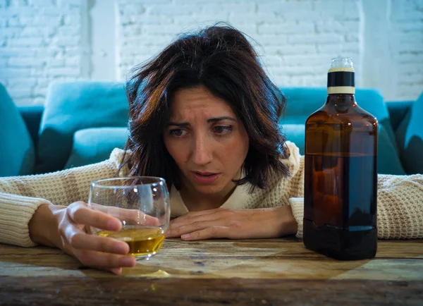 Betrunkene Depressive Frau Die Allein Hause Schottischen Whisky Trinkt Hoffnungslos — Stockfoto