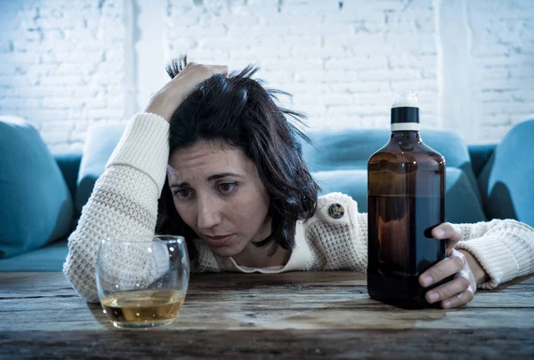 Dronken Alcoholische Depressieve Vrouw Die Scotch Whiskey Spirits Alleen Thuis — Stockfoto