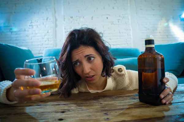 Pijany Alkoholowych Depresji Kobieta Picie Szkockiej Wódki Whisky Sam Domu — Zdjęcie stockowe