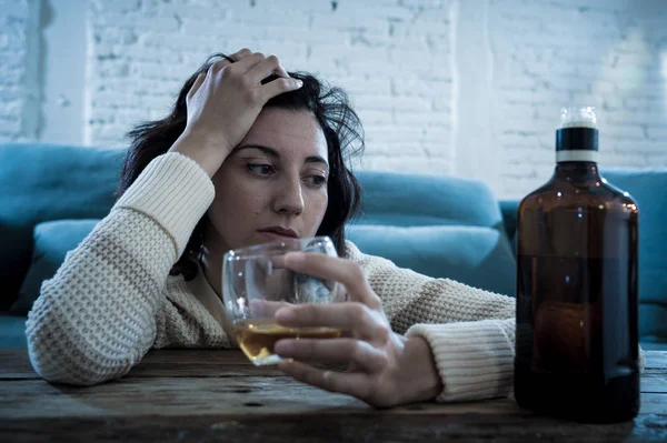 Dronken Alcoholische Depressieve Vrouw Die Scotch Whiskey Spirits Alleen Thuis — Stockfoto