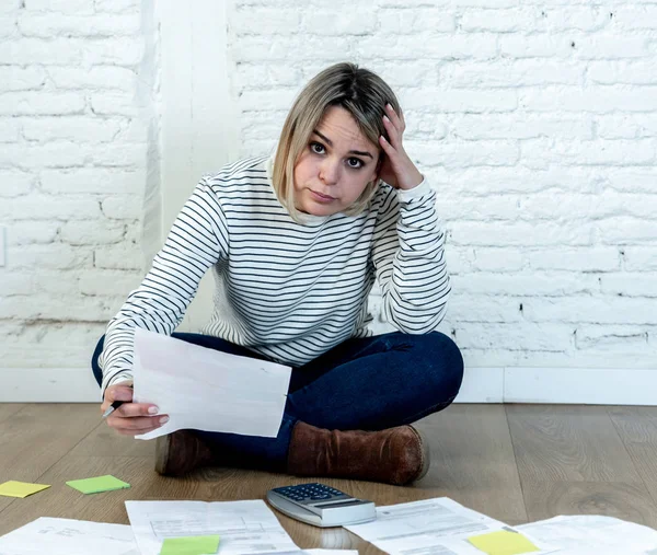 Ritratto Giovane Donna Preoccupata Che Sente Stressata Disperata Terra Con — Foto Stock