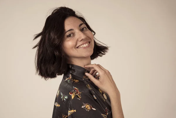 Close Retrato Jovem Mulher Atraente Posando Com Belo Sorriso Corte — Fotografia de Stock