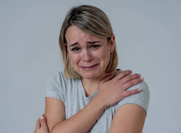 Портрет Молодой Грустной Депрессии Плачущей Женщины Выглядящей Несчастной Безнадежной Ощущение — стоковое фото