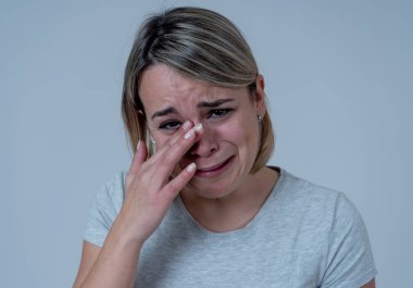 Genç üzgün depresif kadının portresi, sefil ve umutsuz görünümlü ağlıyor. Üzüntü, keder ve korku hissi. Insanlar, ruh sağlığı, kırık kalp, yüz ifadeleri ve duygular kavramı.