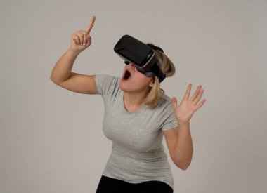 Hayran kadın VR kulaklık gözlükleri kullanarak deneyim elde, simülasyon hakkında heyecanlı duygu, sanal gerçeklik hareketleri yeni sanal dünya ile etkileşim yapma keşfetmek. Yeni teknoloji konsepti.