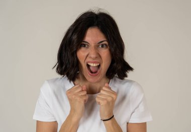 Sinirli ve stresli yüzü olan genç hayal kırıklığına uğramış beyaz bir kadının yakın çekim. Deli ve çılgın bağırışlar, el hareketleri yapmak ve kamerayı işaret etmek. Kopya alanı. Yüz ifadeleri kavramı.