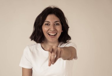 Güzel şok kadın portre iyi haber işitme veya sürpriz ve mutlu yüz ile büyük bir başarı sahip. Yüz İfadesi, İnsan Duyguları ve kutlama. Nötr ve kopyalama alanında izole.