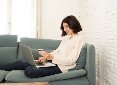 Kredi kartı ve dizüstü bilgisayar ile online alışveriş yapan çekici kadın. Mutlu internet moda ve satış, seyahat teklifleri ve gıda teslimat üzerinde giysi satın alma. E-ticaret ve teknoloji konseptinde