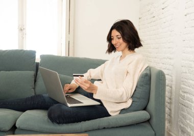 Kredi kartı ve dizüstü bilgisayar ile online alışveriş yapan çekici kadın. Mutlu internet moda ve satış, seyahat teklifleri ve gıda teslimat üzerinde giysi satın alma. E-ticaret ve teknoloji konseptinde