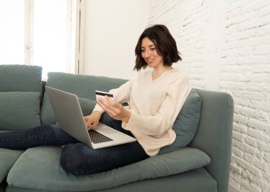 Kredi kartı ve dizüstü bilgisayar ile online alışveriş yapan çekici kadın. Mutlu internet moda ve satış, seyahat teklifleri ve gıda teslimat üzerinde giysi satın alma. E-ticaret ve teknoloji konseptinde